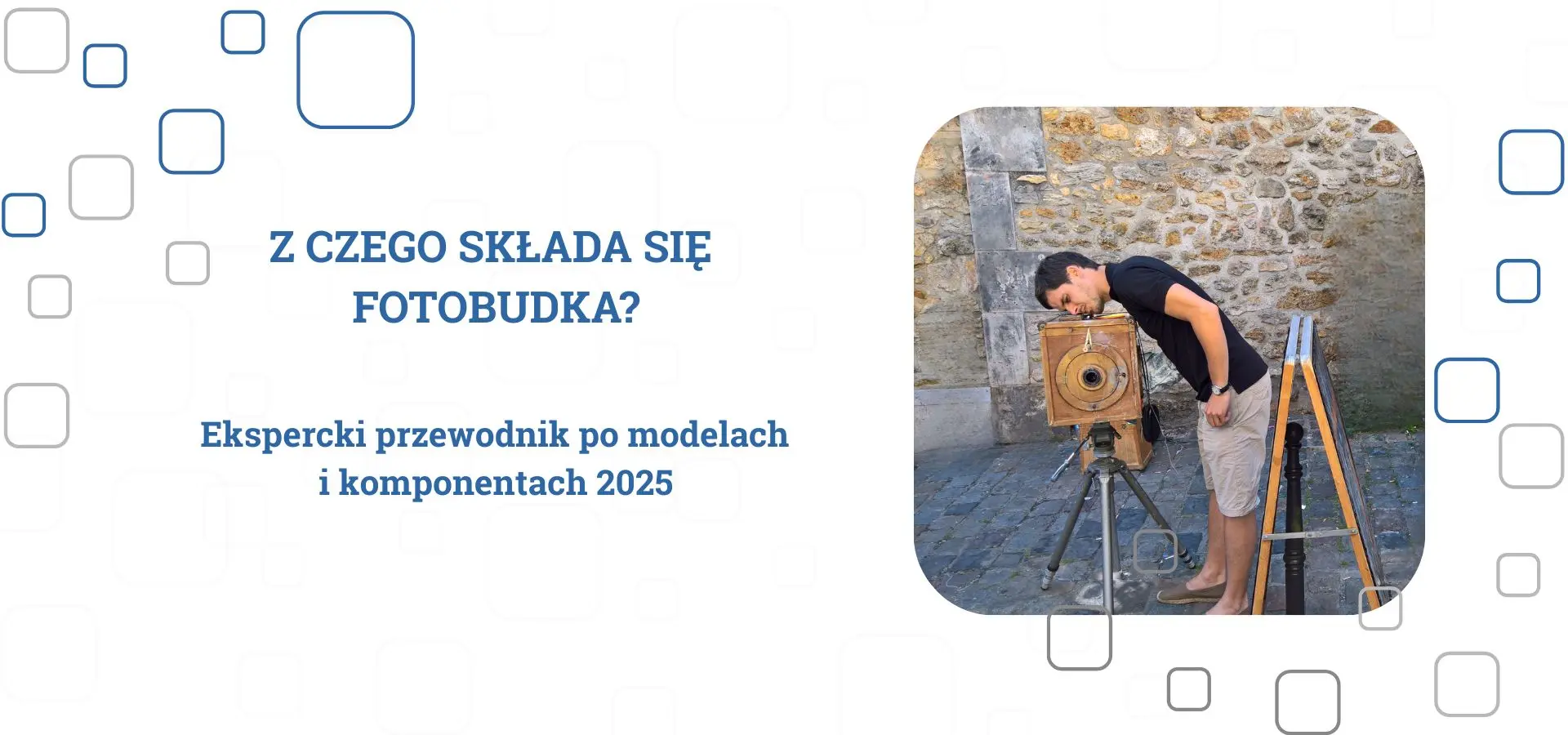 Mężczyzna zaglądający do drewnianej fotobudki ustawionej na statywie, na tle kamiennej ściany – grafika promująca artykuł 'Z czego składa się fotobudka? Ekspercki przewodnik po modelach i komponentach 2025